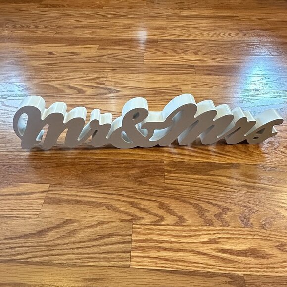 Wooden Mr and Mrs sign - Picture 2 of 6